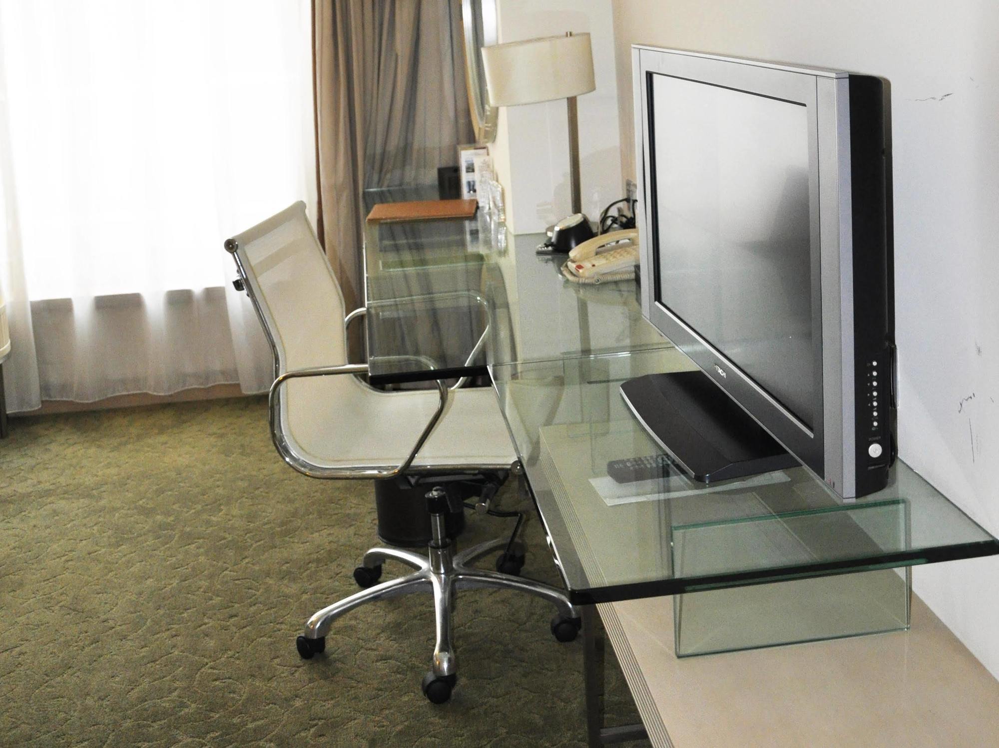 Hotel Nikko Τιαντζίν Εξωτερικό φωτογραφία A computer on a glass desk