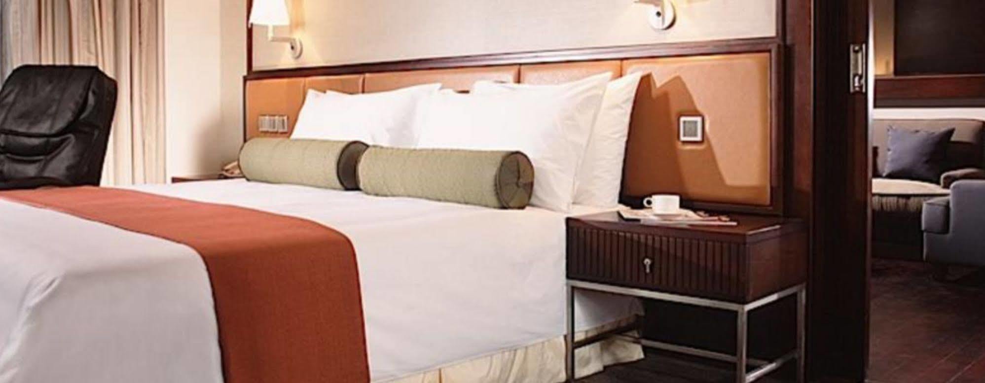 Hotel Nikko Τιαντζίν Εξωτερικό φωτογραφία A bolster pillow