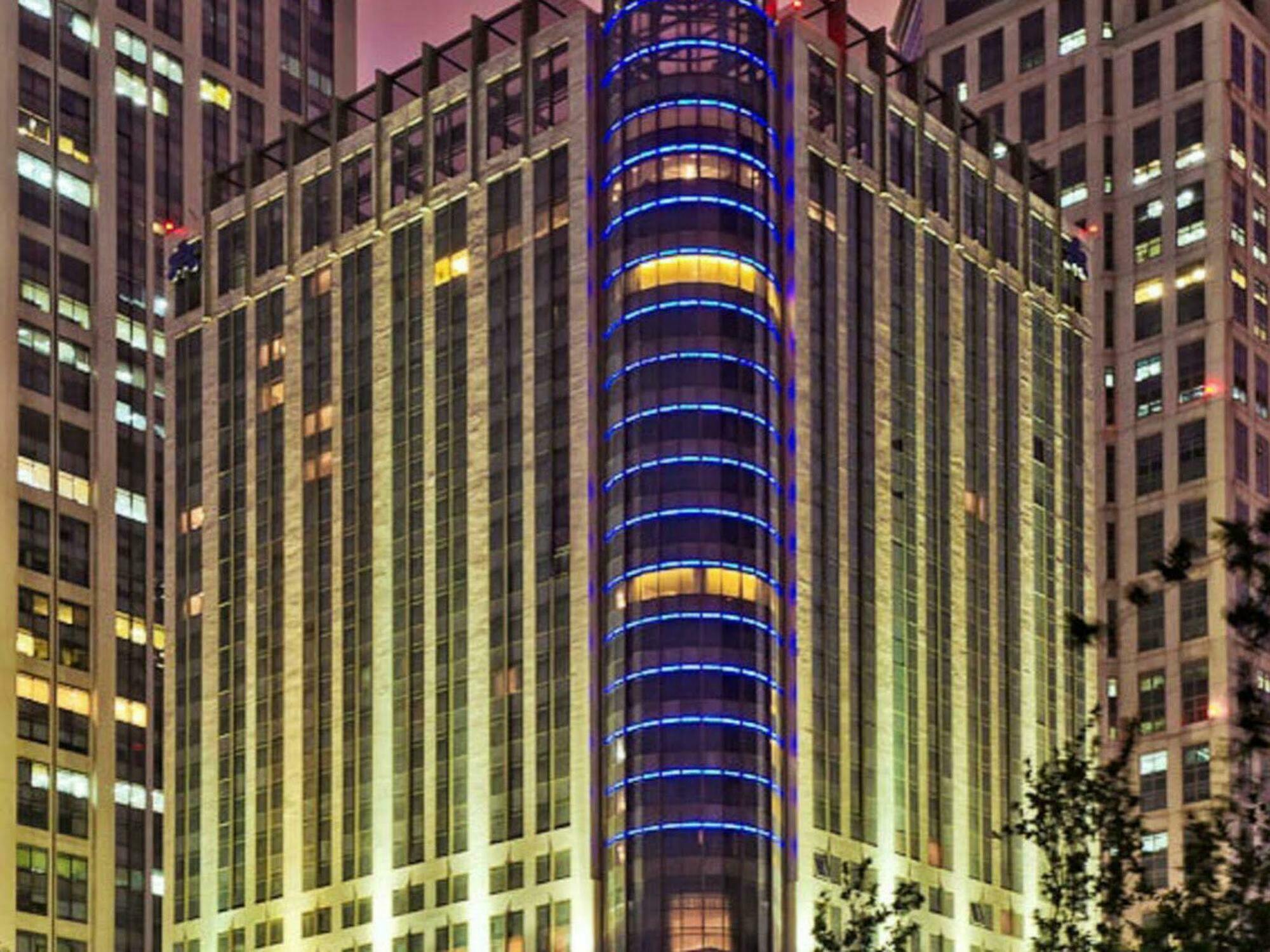 Hotel Nikko Τιαντζίν Εξωτερικό φωτογραφία The hotel at night